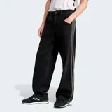 Pantalón de jean negro de corte ancho con tres tiras plateadas a los costados y logo de Adidas bordado en el muslo.
