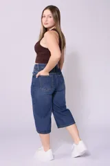 Bermuda de jean azul oscuro, corte ancho a la rodilla.