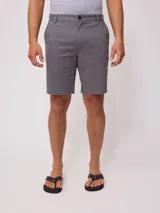 Bermuda gris de gabardina con bolsillos laterales y traseros.