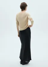Jersey de punto fino color dorado con cuello pico y manga larga. Tejido con lurex. Colección fiesta y ceremonia.