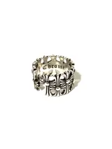 Anillo plateado con diseño de cruces caladas y acabado envejecido.