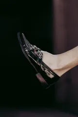 Chatitas de cuero con estampado animal print, con dos tiras cruzadas sobre el empeine y hebillas metálicas.