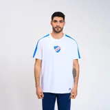 Remera de manga corta blanca con detalles en los hombros y logotipo del club Nacional.