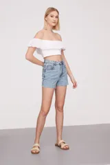 Top blanco strapless con volado de broderie con calados.