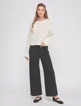 Pantalón wide leg negro marca Allie Rose, de tiro alto y pierna ancha. Tiene pretina con pasadores, botón y cierre, bolsillos delanteros y traseros.