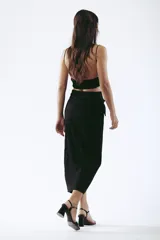 Crop top color beige con escote halter y elástico en la parte inferior.