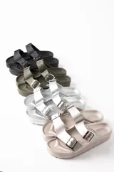Sandalias de goma con hebillas ajustables, disponibles en color negro, verde militar, plateado y dorado.