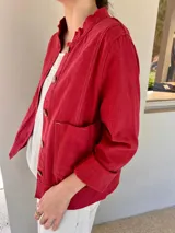 Chaqueta color marrón claro de lino y algodón, con cuello mao, cierre frontal con botones de madera y bolsillos laterales.