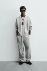 Sudadera gris de tejido compacto con mezcla de algodón y viscosa, corte relaxed fit, cuello redondo con rib combinado a contraste, manga larga y acabados en rib.