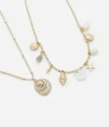 Set de dos collares dorados con dijes de caracoles, estrellas de mar y perlas.