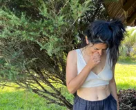 Top negro de lycra de algodón, con escote cruzado y bordes ribeteados.