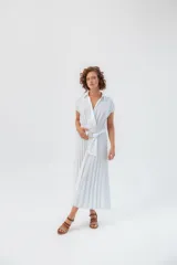 Sandalias de cuero marrón con múltiples tiras y hebilla lateral.