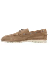 Mocasín beige de cuero con cordones y suela blanca.