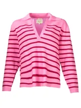 Sweater de punto color crema con rayas horizontales negras, cuello polo con escote en V y mangas largas.