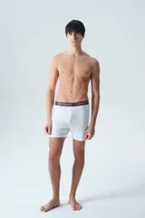 Bóxer blanco de algodón con cintura elástica negra con el logo de la marca en letras blancas.