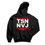 Canguro negro con capucha y cordón ajustable, con bolsillo tipo canguro y puños acanalados. Estampado frontal con letras blancas "TSN NVJ" enmarcadas en un rectángulo rojo y texto inferior "STRAIGHT OUTTA TRISTAN NARVAJA EMEXEM".