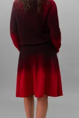 Falda midi de crepe de lana, teñida a mano con degradado de bordó a rojo, con bolsillos laterales y tablas.