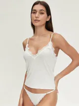 Musculosa interior gris melange con breteles finos y detalle de encaje blanco en el escote.