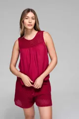 Short tejido calado color borgoña, con cintura elastizada y cordón de ajuste.