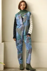 Enterito de jean con estampado abstracto en tonos azules y verdes, corte vintage y sin mangas.