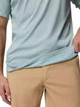 Remera de hombre Columbia de manga corta, color celeste, con logo pequeño en el pecho. Confeccionada con tejido transpirable Omni-Freeze ZERO™ y Omni-Wick™ para mayor frescura y comodidad.