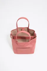 Bolso tote pequeño marca Bimba y Lola, modelo Chihuahua, color marrón. Confeccionado en nylon con estructura blanda, doble asa de mano y asa de tejido, piezas de piel, cierre con botón de presión, logo grabado, acabados metálicos, bolsillo interior e interior con placa metálica logotipada.