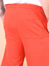 Bermuda deportiva color rojo con cintura elástica y cordón ajustable.
