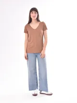 Remera negra de corte clásico con cuello en V y mangas cortas.