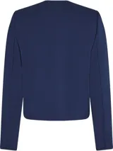 Campera azul marino de tejido de punto con cuello redondo, cierre frontal con botones dorados, mangas largas y dos bolsillos de parche delanteros con detalles de botones dorados.