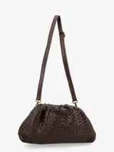 Bolso estilo bandolera con correa larga regulable, también se puede usar agarrándolo con la mano estilo sobre. Tiene un tramado de cuadros por toda la superficie.