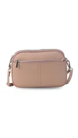 Bandolera pequeña color negro, de material símil cuero, con correa fina y herrajes plateados.