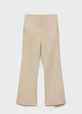 Pantalón de vestir color beige de corte palazzo, tiro medio y tejido ligero.