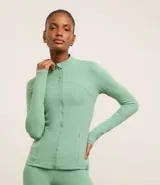 Campera deportiva color verde agua, confeccionada en microfibra, con cierre frontal, cuello alto, recortes en el frente y bolsillos laterales.