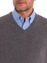 Sweater gris de lana y cashmere con cuello en V, manga larga y calce regular.