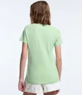 Blusa blanca de algodón con cuello en V, manga corta y bolsillo frontal.
