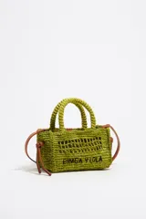 Bolso bandolera tejido a mano en rafia color verde lima, con estructura rígida y tamaño pequeño. Logo bordado de la marca Bimba y Lola. Cierre con botón a presión y correa de cuero marrón.