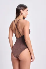 Malla entera con escote en V, confeccionada en lurex color cobre.