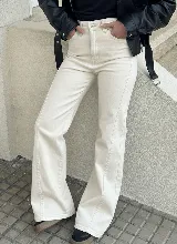 Pantalón jean color crudo, de corte recto y tiro alto.