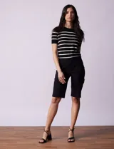 Bermuda blanca en gabardina elastizada, marca Ruby Rd. Pretina ancha elastizada. Delantera con bolsillos simulados. Trasera con bolsillos aplicados.