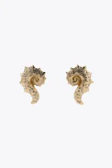 Aros metálicos dorados en forma de caracola en relieve con aplicación de strass. Cierre con tuerca y clip.