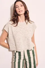 Chaleco de punto color beige con cuello redondo y mangas cortas.