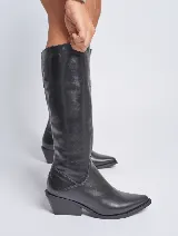 Bota alta de cuero negro, con punta fina y taco cuadrado.