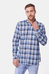 Camisa celeste y azul a cuadros, de lino y algodón, con mangas 3/4 y corte clásico.