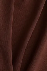Musculosa marrón de punto fino, entallada, con escote en U en la parte delantera y trasera.