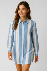 Vestido camisero corto a rayas verticales celestes y blancas, con cuello camisero, cierre frontal con botones y mangas largas con puños abotonados.