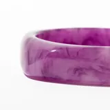 Brazalete rígido de resina color violeta con efecto marmolado.
