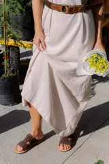 Cinturón de cuero negro liso con hebilla metálica redonda de color plateado.