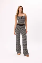 Pantalón capri de tejido suave rayado, tiro medio y pierna ancha.