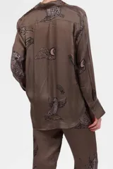 Camisa verde con estampado de leopardos alados, de seda cupro, con cuello clásico, cierre frontal con botones y mangas largas con puños abotonados.