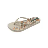Ojotas Ipanema Oasis Fem color beige con estampado floral en tonos naranja y verde.